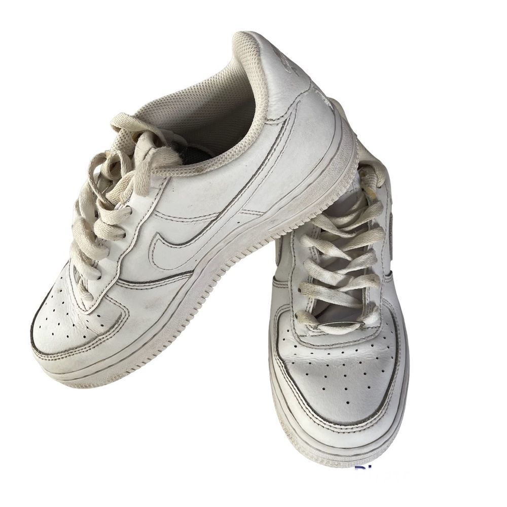 Boys size 4 Air Force one low white sneakers - Picture 3 of 7